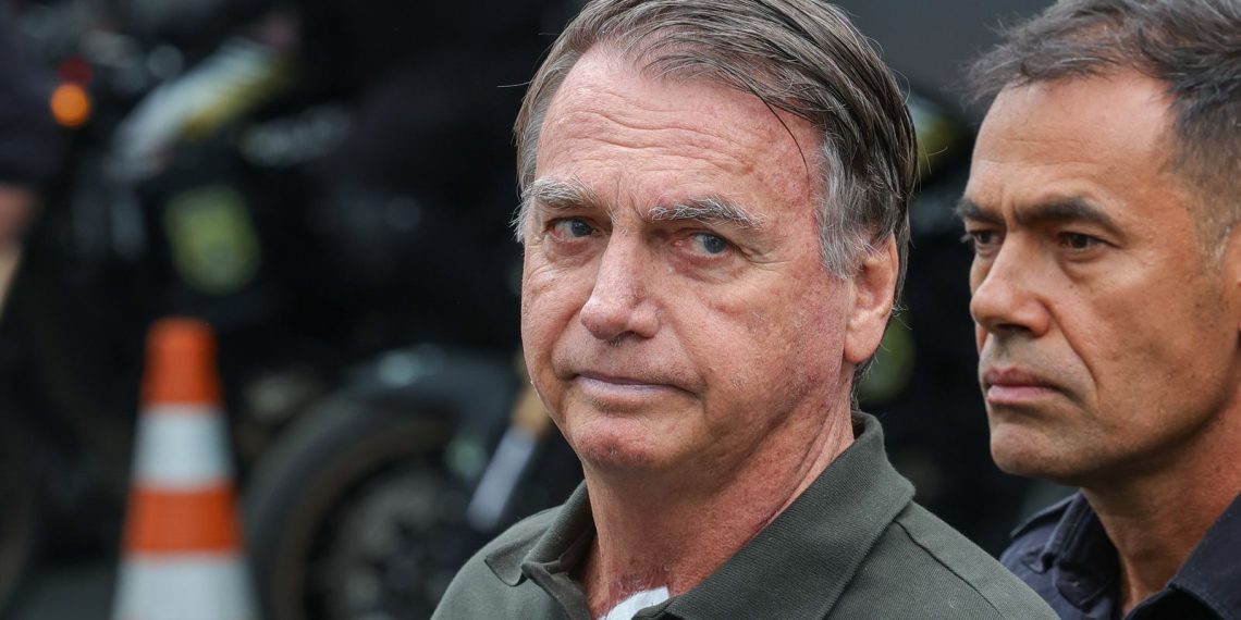 Após retirada de lesões da pele, Bolsonaro volta à prisão domiciliar