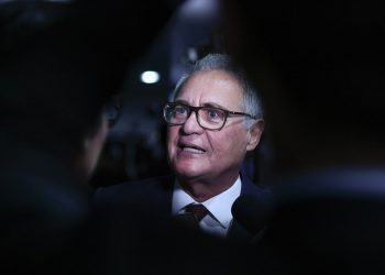 Renan diz que deputados vinculam IR a anistia, critica Lira e apresenta texto alternativo