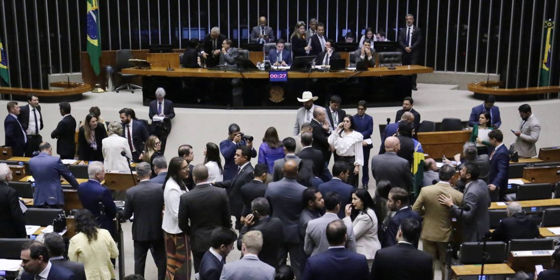 Entenda como PEC blinda parlamentares de investigações do STF e de prisões