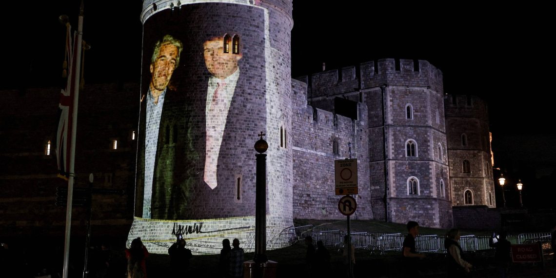 Ativistas projetam imagens de Trump com Epstein em protesto contra visita do republicano ao Reino Unido