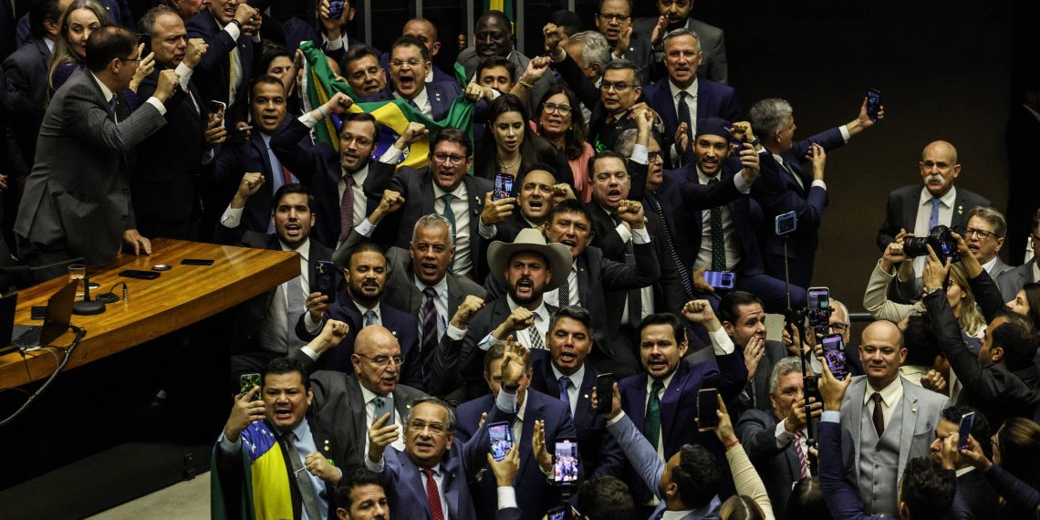 Governistas falam em rendição ao bolsonarismo e direita cobra anistia com Bolsonaro após aprovação de urgência