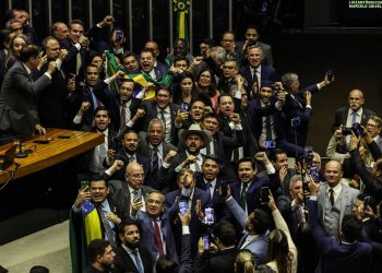 Governistas falam em rendição ao bolsonarismo e direita cobra anistia com Bolsonaro após aprovação de urgência