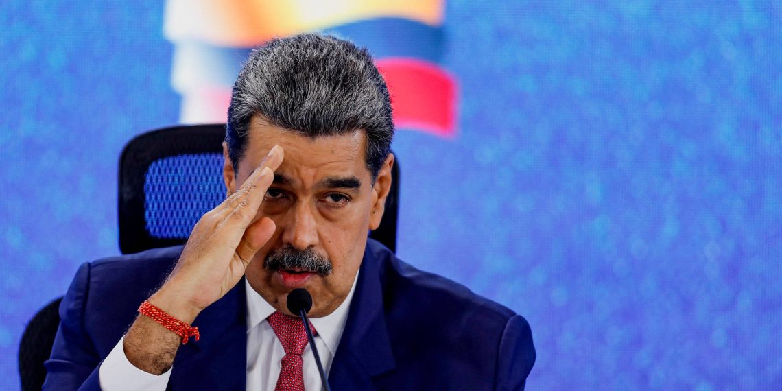 Maduro anuncia que militares treinarão com armas civis em comunidades