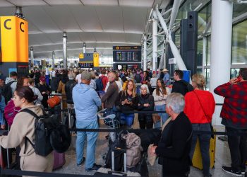 Ataque cibernético afeta operação de aeroportos europeus e causa atrasos em voos