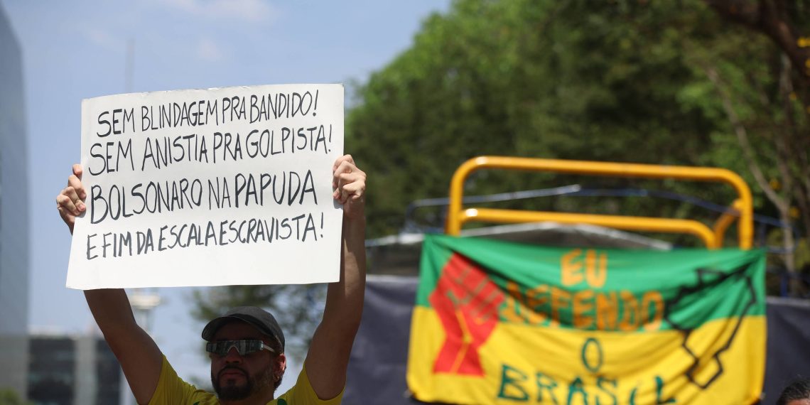 Leitores comentam as manifestações pelo país contra a PEC da Blindagem
