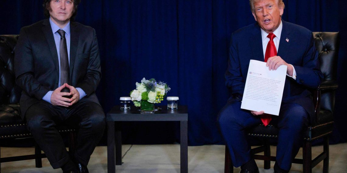 Trump encontra Milei e declara apoio à reeleição do argentino; veja vídeo