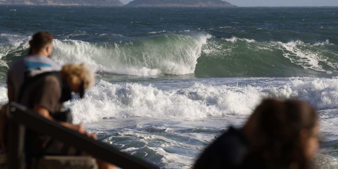 Corpo de adolescente que desapareceu com namorada no mar é encontrado