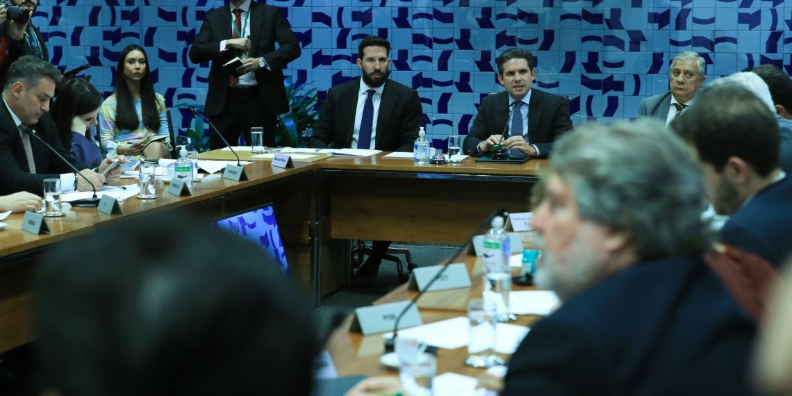 Líderes devem avaliar hoje isenção do IR até R$ 5 mil, diz Motta