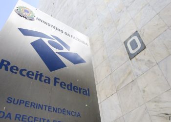 Receita apreende em dois navios no Rio carga de combustível irregular