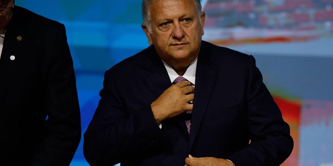 Caixa emprega ex-mulher de ministro, filha de deputado, advogado de Lira e irmão de prefeito