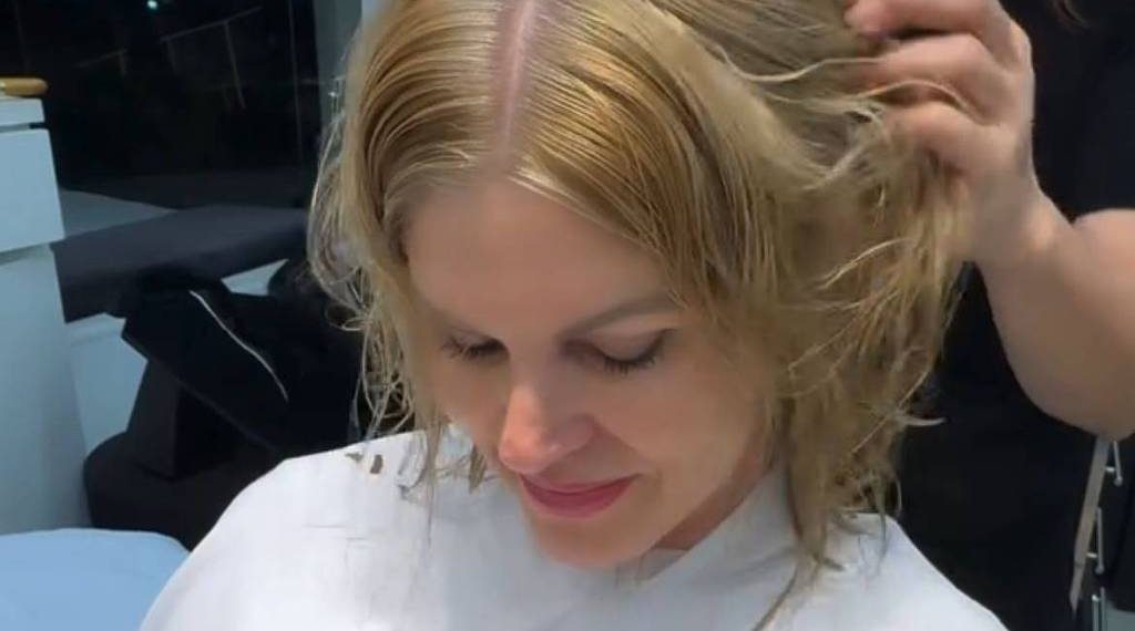 Em tratamento contra o câncer de mama, Val Marchiori se emociona ao cortar os cabelos