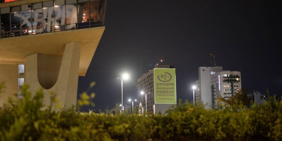 Greenpeace faz projeção contra desmatamento durante recepção de autoridades para pré-COP