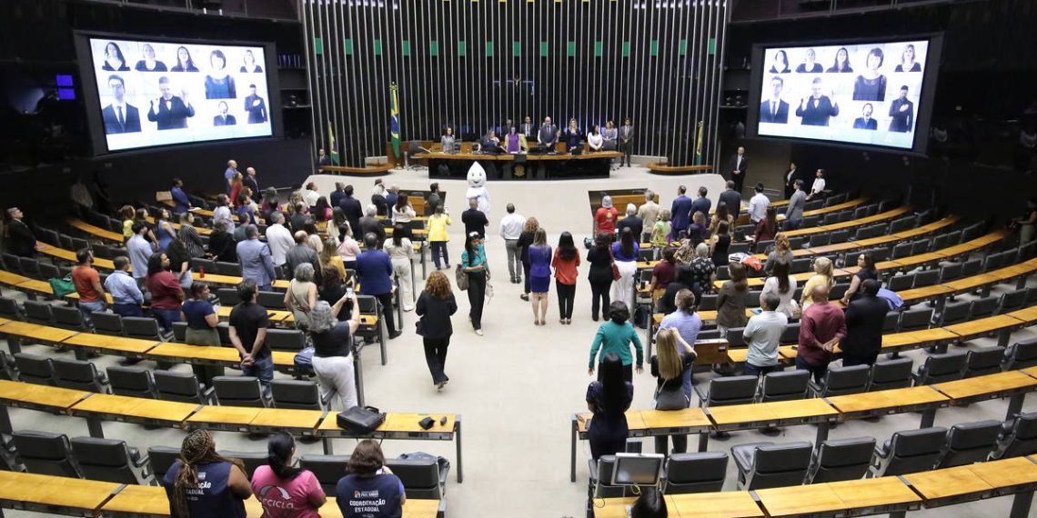 Câmara aprova aumento de pena para pedófilos e regras para influenciadores mirins