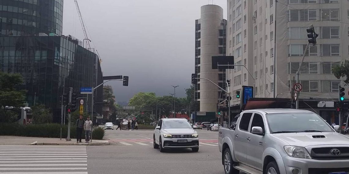 SP deve ter até 34°C de temperatura nesta sexta (17), mas frente fria promete chuva no fim de semana