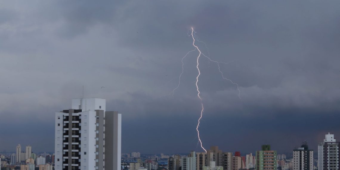 Ventos fortes em SP derrubam cobertura de arena e deixam 8 feridos