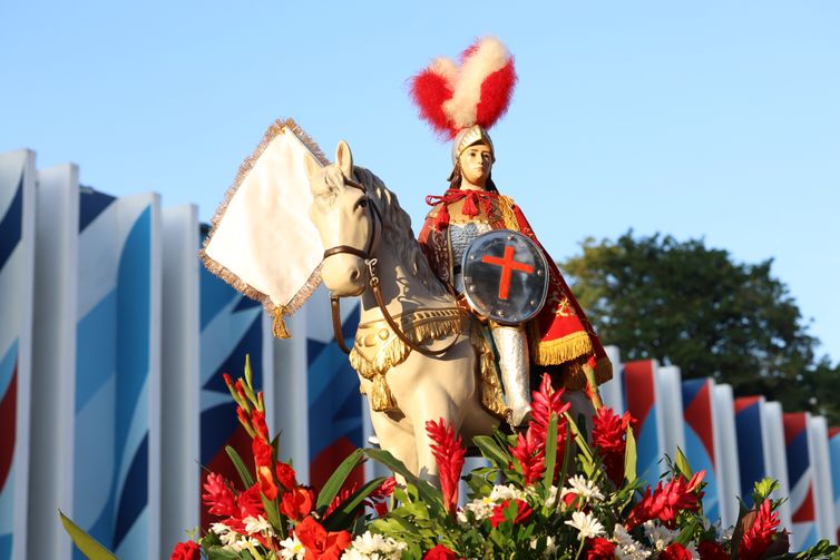 Fiéis se concentram no centro do Rio para celebrar dia de São Jorge