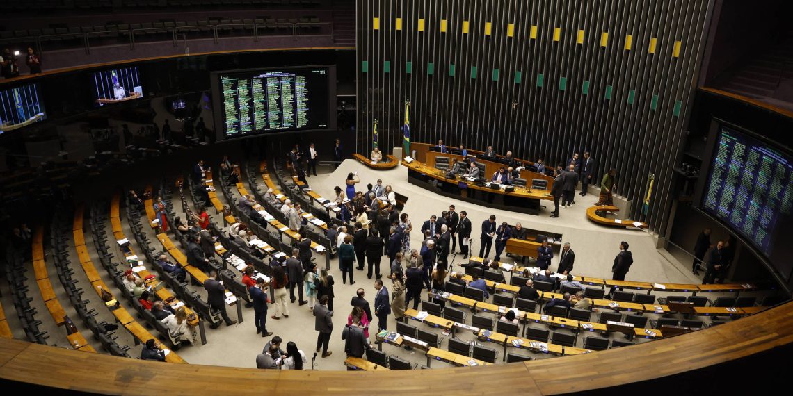Câmara aprova PEC que cria piso de gastos para a assistência social