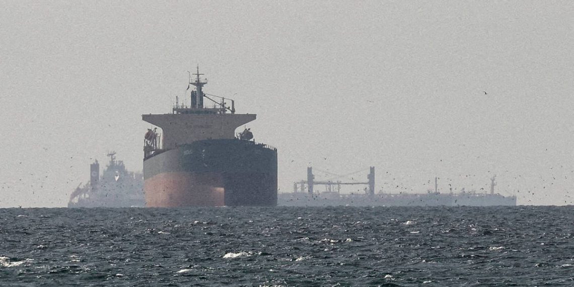 Teerã afirma que voltou a bloquear estreito de Hormuz