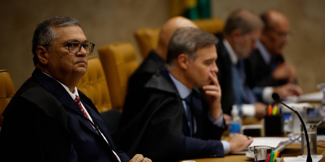 Proposta de Dino é cortina de fumaça para proteção ao STF