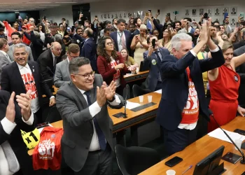 Comissão aprova relatório de PEC que acaba com escala 6X1