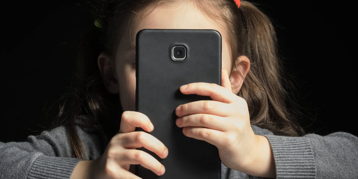 Pais assumem curadoria de desenhos infantis na era do streaming digital