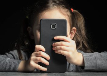 Pais assumem curadoria de desenhos infantis na era do streaming digital