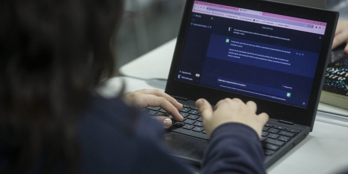 De literatura nas redes sociais a IAs no pátio da escola: os caminhos da educação midiática