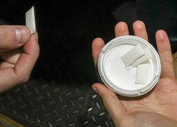 Vendidos no mercado ilegal, sachês de nicotina entram na mira regulatória da Anvisa
