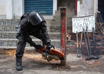 Polícia Militar faz operação para remover barreiras em Paraisópolis, em São Paulo