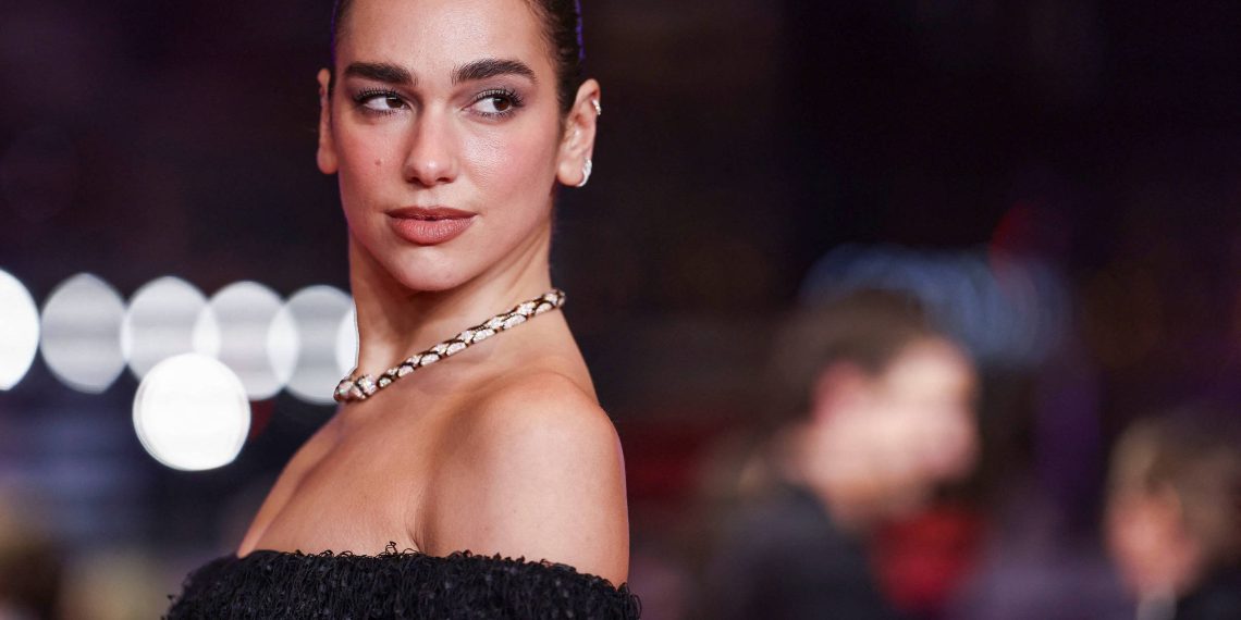 Dua Lipa processa Samsung por uso indevido de imagem em caixas de televisão