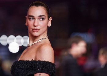 Dua Lipa processa Samsung por uso indevido de imagem em caixas de televisão