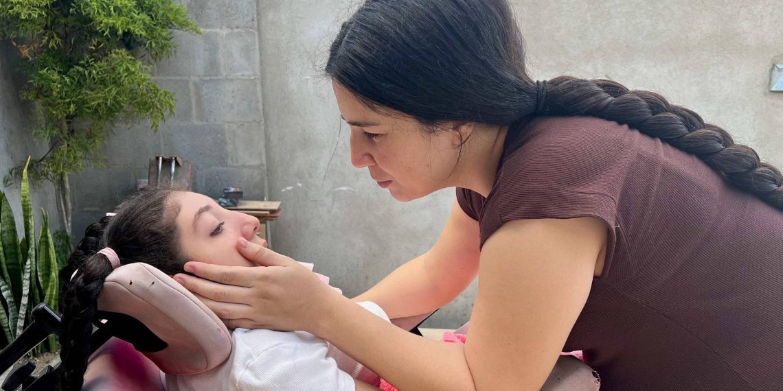 A mãe que refez a vida após ser abandonada com filha com zika: ‘Cada dia é uma vitória’