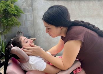 A mãe que refez a vida após ser abandonada com filha com zika: ‘Cada dia é uma vitória’
