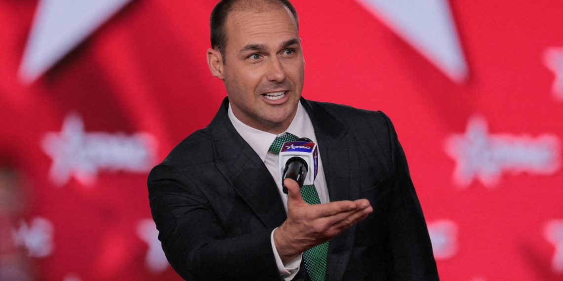 Eduardo Bolsonaro cobra campanha de Flávio e diz que chance de irmão desistir de candidatura é zero