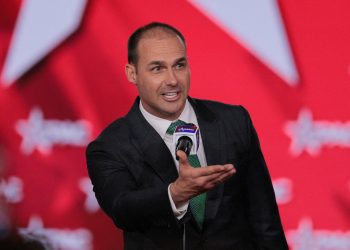 Eduardo Bolsonaro cobra campanha de Flávio e diz que chance de irmão desistir de candidatura é zero