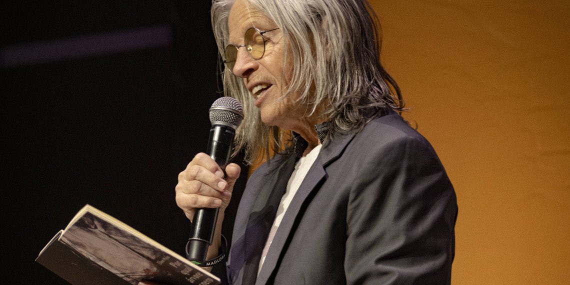 Eileen Myles ocupa o palco com palavras e lota auditório do Poesia no Centro