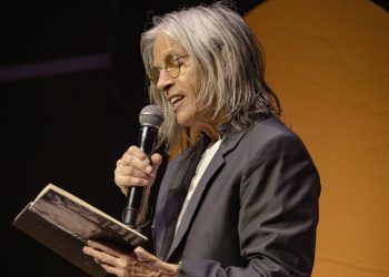 Eileen Myles ocupa o palco com palavras e lota auditório do Poesia no Centro