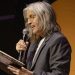 Eileen Myles ocupa o palco com palavras e lota auditório do Poesia no Centro