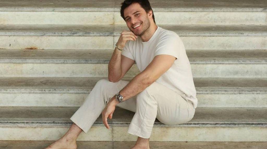 Hugo Bonemer diz que virou diretor e produtor de peça após perrengues: ‘Não podia voltar atrás’