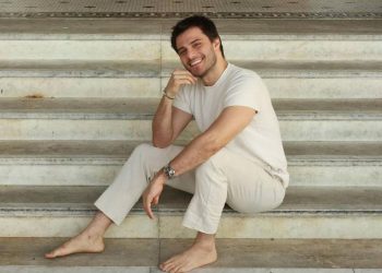Hugo Bonemer diz que virou diretor e produtor de peça após perrengues: ‘Não podia voltar atrás’