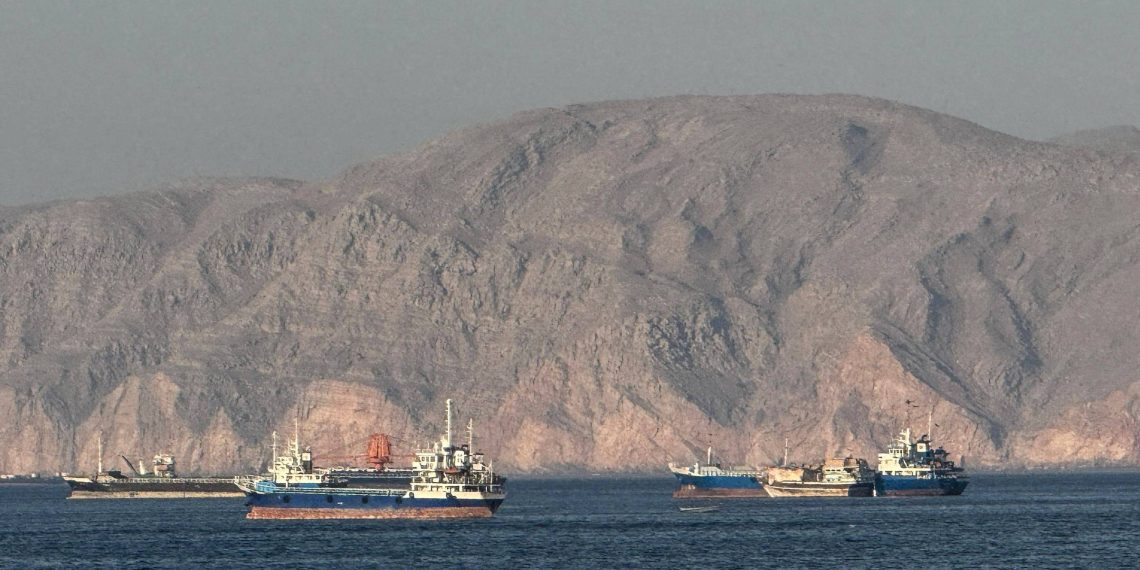 Irã e Omã negociam sistema de pagamento para navios no estreito de Hormuz