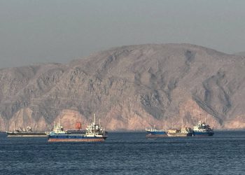 Irã e Omã negociam sistema de pagamento para navios no estreito de Hormuz