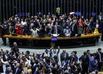 Fim da escala 6×1 põe Brasil na marcha a ré