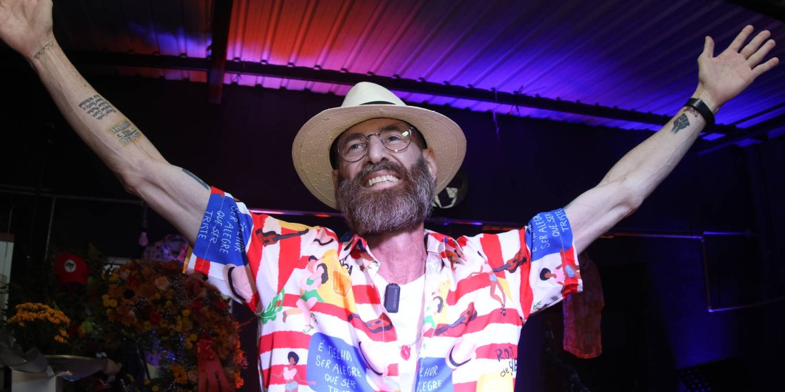 Com roda de samba e show de rock, advogado com câncer terminal festeja a vida no próprio velório