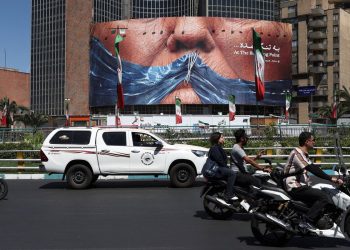 EUA voltam a atacar Irã, que retalia contra base militar no Kuwait