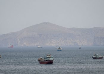 Mísseis atingem navio de guerra dos EUA que tentava entrar em Ormuz