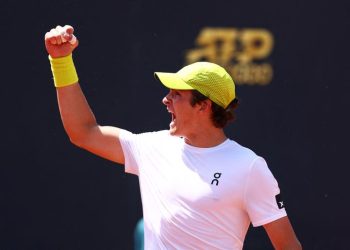 Luisa Stefani vence e fica a 1 vitória do bicampeonato em Estrasburgo