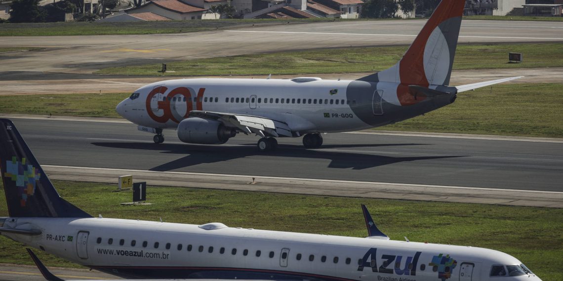 Falta de equipamento deixa deficientes e idosos presos por mais de 1 hora em aviões em Congonhas