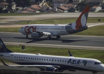 Falta de equipamento deixa deficientes e idosos presos por mais de 1 hora em aviões em Congonhas