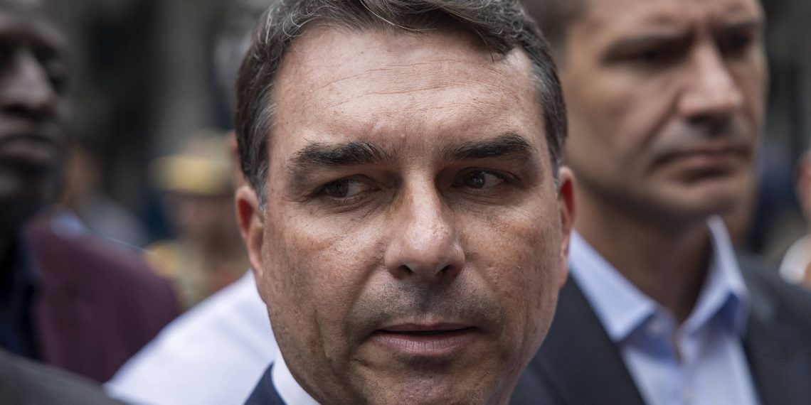 Flávio Bolsonaro se ausentou em 43% das votações nominais do Senado este ano